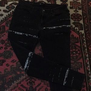 Distressed skinny jeans